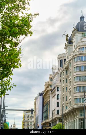 Facciate di edifici famosi nella città monumentale di Madrid, Spagna. Foto Stock