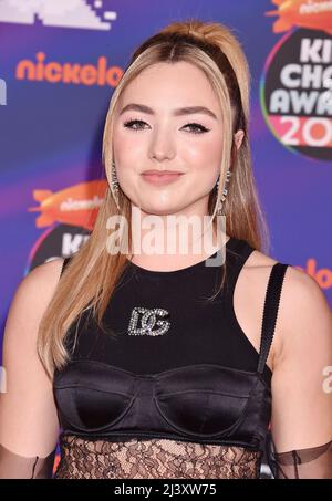 SANTA MONICA, CA - APRILE 09: Peyton List partecipa ai Nickelodeon Kid's Choice Awards 2022 al Barker Hangar il 09 Aprile 2022 a Santa Monica, California Foto Stock