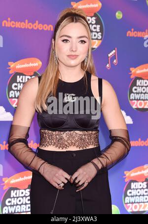 SANTA MONICA, CA - APRILE 09: Peyton List partecipa ai Nickelodeon Kid's Choice Awards 2022 al Barker Hangar il 09 Aprile 2022 a Santa Monica, California Foto Stock