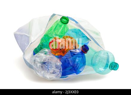 Sacchetto per riciclaggio con bottiglie di plastica isolate su bianco Foto Stock
