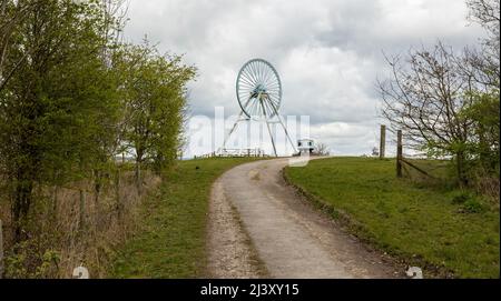Newcastle-under-Lyme, Staffordshire, 04,08.2022, Apedale pit wheel memoriale e vasca di carbone situato nel parco comunale di Apedale, ex miniera di opencast Foto Stock
