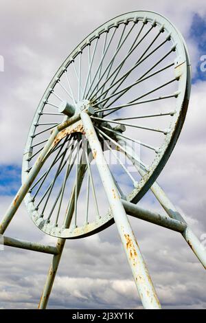 Newcastle-under-Lyme, Staffordshire, 04,08.2022, Apedale pit wheel memoriale e vasca di carbone situato nel parco comunale di Apedale, ex miniera di opencast Foto Stock