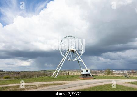 Newcastle-under-Lyme, Staffordshire, 04,08.2022, Apedale pit wheel memoriale e vasca di carbone situato nel parco comunale di Apedale, ex miniera di opencast Foto Stock