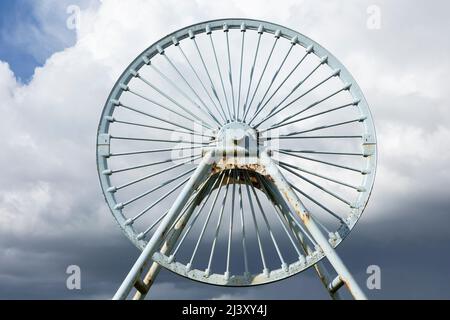 Newcastle-under-Lyme, Staffordshire, 04,08.2022, Apedale pit wheel memoriale e vasca di carbone situato nel parco comunale di Apedale, ex miniera di opencast Foto Stock