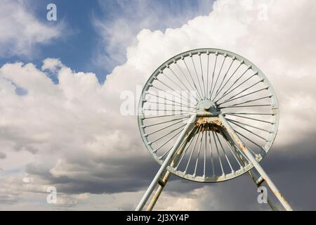 Newcastle-under-Lyme, Staffordshire, 04,08.2022, Apedale pit wheel memoriale e vasca di carbone situato nel parco comunale di Apedale, ex miniera di opencast Foto Stock