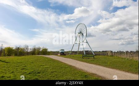 Newcastle-under-Lyme, Staffordshire, 04,08.2022, Apedale pit wheel memoriale e vasca di carbone situato nel parco comunale di Apedale, ex miniera di opencast Foto Stock