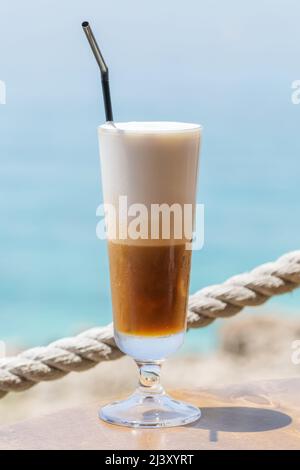Caffè al mattino latte sul mare Foto Stock