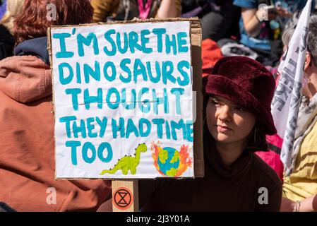 Estinzione i manifestanti della ribellione lanciano un periodo di disgregazione civile a Londra dal 9 aprile 2022. Femmina con targhetta. Estinzione dei dinosauri Foto Stock