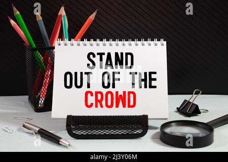 Le parole si levano in piedi dalla folla scritta su un taccuino bianco. Primo piano di un'agenda personale. Foto Stock