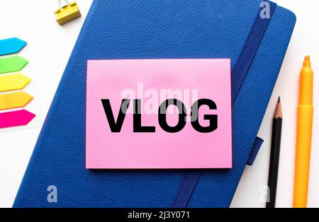 Testo di scrittura di parola Business Vlog. Concetto di business per Un contenuto video su argomento relativo alla società colorati Clothespin carte vuoto remi Foto Stock