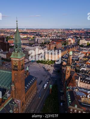 Bella vista aerea cinematografica della città di Copenhagen Danimarca e piazze, giardini Foto Stock