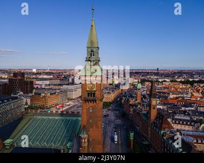 Bella vista aerea cinematografica della città di Copenhagen Danimarca e piazze, giardini Foto Stock