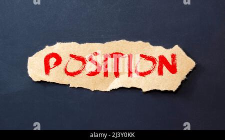 POSIZIONE. Layout piatto del posto di lavoro per ufficio con cancelleria. Adesivi vuoti con spazio per testo, matite, notebook, clip per rilegatori e spilli isolati o Foto Stock