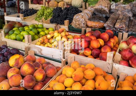 Stallo del mercato con frutta e verdura fresca Foto Stock