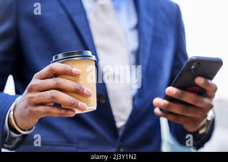 Il segreto del vostro successo è determinato dalla vostra agenda quotidiana. Colpo di un uomo d'affari irriconoscibile usando il suo cellulare fuori. Foto Stock