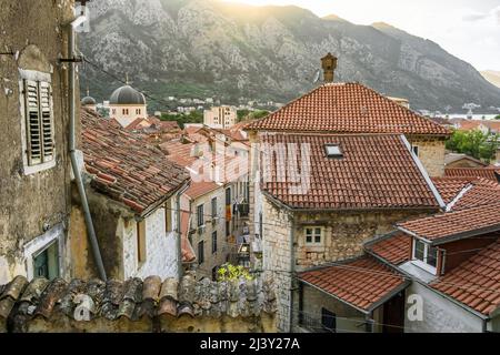 La città vecchia di Cattaro al tramonto in Montenegro Foto Stock