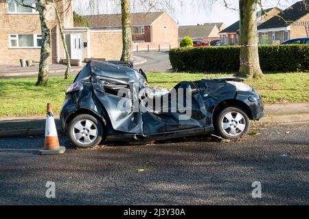 Warminster,Wiltshire,UK - Febbraio 22 2022: Una Toyota Aygo auto che è stato schiacciato da un albero caduto, che è stato poi rimosso, durante Storm Eunice Foto Stock