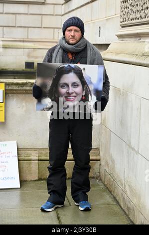 Richard Ratcliffe si pone con un ritratto di sua moglie Nazanin Zaghari-Ratcliffe mentre il giorno 18 del suo secondo sciopero della fame. Nazanin è stato arrestato in Iran per sei anni.The Foreign Office, Whitehall, Londra. REGNO UNITO Foto Stock