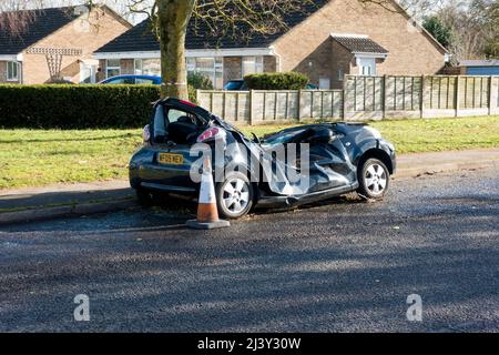 Warminster,Wiltshire,UK - Febbraio 22 2022: Una Toyota Aygo auto che è stato schiacciato da un albero caduto, che è stato poi rimosso, durante Storm Eunice Foto Stock