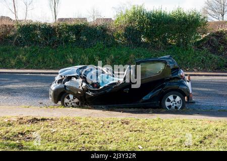 Warminster,Wiltshire,UK - Febbraio 22 2022: Una Toyota Aygo auto che è stato schiacciato da un albero caduto, che è stato poi rimosso, durante Storm Eunice Foto Stock