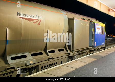 Warminster, Wiltshire, Regno Unito - Dicembre 5 2017: Network Rail/ South West Trains (SWT) MPV Railhead Treatment Train(RHTT)No DR98924 alla stazione di Warminster Foto Stock