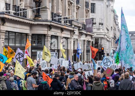 Estinzione i manifestanti della ribellione lanciano un periodo di disgregazione civile a Londra dal 9 aprile 2022. Occupando Regent Street Foto Stock