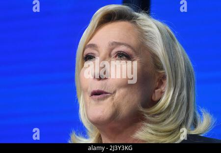 Francia, PARIGI, 2022-04-10. Marine le PEN durante la processione elettorale del primo turno delle elezioni presidenziali, si qualifica per il secondo turno Credit: francois pauletto/Alamy Live News Foto Stock