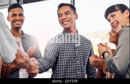 Mi etichetteranno la CAPRA. Colpo di uomini d'affari che agita le mani in ufficio. Foto Stock