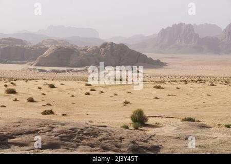 Deserto di Wadi Rum, Giordania. Designazione come sito patrimonio dell'umanità dell'UNESCO. Parco nazionale all'aperto. Avventure offroad viaggio sfondo. Sibilo Foto Stock