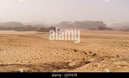 Deserto di Wadi Rum, Giordania. Designazione come sito patrimonio dell'umanità dell'UNESCO. Parco nazionale all'aperto. Avventure offroad viaggio sfondo. Sibilo Foto Stock