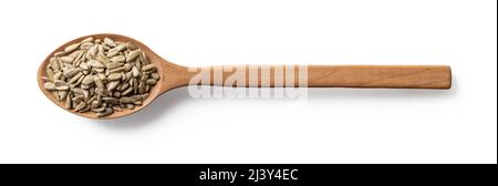 Semi di girasole crudi sgusciati in un cucchiaio di legno isolato su sfondo bianco. Ingrediente antiossidante per un'alimentazione vegetariana sana. Dieta senza glutine. Foto Stock