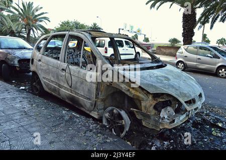 Auto bruciate nella strada di Santa Cruz de Tenerife Isole Canarie Spagna. Mattina dopo il fuoco di arson. Foto Stock