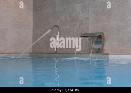 Piscina vuota con getto a cascata in azione Foto Stock