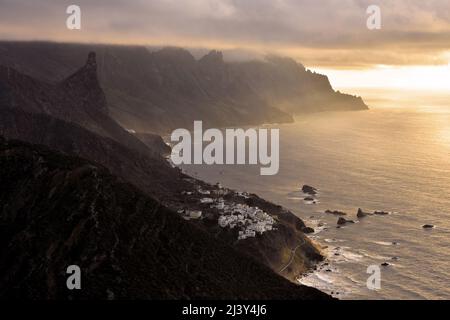 Villaggio di Almaciga sulla scogliera nel nord-est di Tenerife Isole Canarie Spagna. Nuvole che si formano sulle montagne di Anaga in serata. Foto Stock