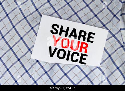 condividi la tua voce scritta su adesivi. spazio per il testo. Foto Stock