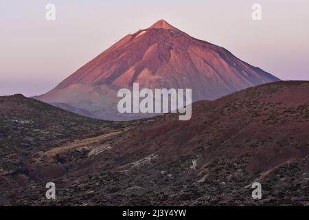 Pico del Teide (Monte Teide), montagna alta 3718 m al mattino chiaro e paesaggio vulcanico del Parco Nazionale del Teide Tenerife Isole Canarie Spagna. Foto Stock