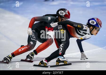 MONTREAL, CANADA - APRILE 10: Alyson Charles del Canada e Whimin Seo della Repubblica di Corea durante il giorno 3 dei Campionati mondiali di Short Track dell'ISU alla Maurice Richard Arena il 10 Aprile 2022 a Montreal, Canada (Foto di Andre Weening/Orange Pictures) Foto Stock