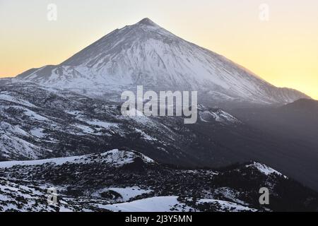 Monte Teide 3718 m di altitudine e paesaggio vulcanico del Parco Nazionale del Teide coperto di neve, Tenerife Isole Canarie Spagna. Foto Stock