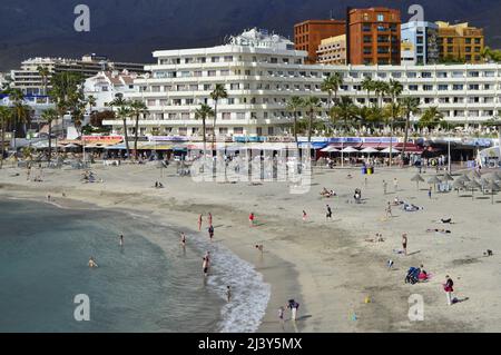 Persone a Playa de Torviscas spiaggia e alberghi moderni, Costa Adeje resort vacanze nel sud-ovest di Tenerife Isole Canarie Spagna. Foto Stock