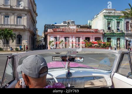 Corsa in auto americana classica all'aperto attraverso l'Avana Vecchia, il Centro Habana, la Habana, Repubblica di Cuba Foto Stock