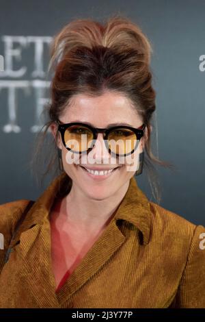 Roma, Italia, 10 aprile 2022 - Francesca Valtorta partecipa alla prima per il film "animali fantastici - i segreti di Silente" nell'Auditorium conciliazione di Roma. Credits: Luigi de Pompeis/Alamy Live News Foto Stock