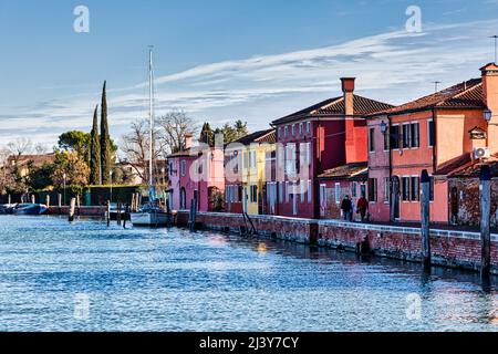 Mazzorbo, Italia - Gennaio 06: Vista delle case colorate di Mazzorbo il 06 Gennaio 2022 Foto Stock