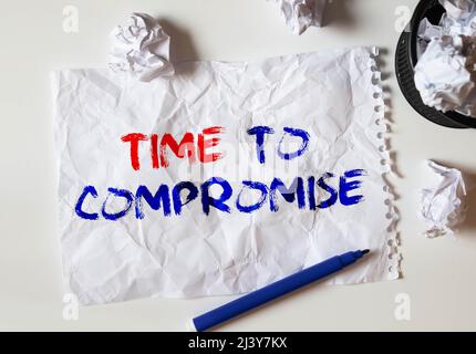 Testo TEMPO DI COMPROMESSO scritto su blocco note con calcolatore, pensil, lente di ingrandimento e dollari. Concetto aziendale Foto Stock