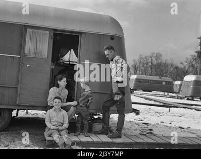 Burlington, Iowa. Unità Acres, FSA (Farm Security Administration), campo rimorchio. Frank Barker e la sua famiglia allo stabilimento di Burlington Foto Stock