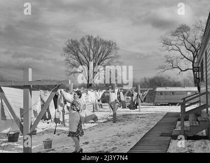 Burlington, Iowa. Unità Acres, FSA (Farm Security Administration), campo rimorchio. Appendere abiti all'esterno dell'edificio adibito a servizi pubblici per i lavoratori dello stabilimento di Burlington, febbraio 1942 Foto Stock