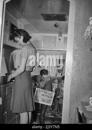 Burlington, Iowa. Unità Acres, FSA (Farm Security Administration), campo rimorchio. Famiglia Barker nel loro rimorchio, febbraio 1942 Foto Stock