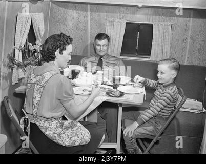 Burlington, Iowa. Sunnyside unità, FSA (Farm Security Administration) rimorchio campo. In un rimorchio per lavoratori presso lo stabilimento di Burlington, febbraio 1942 Foto Stock