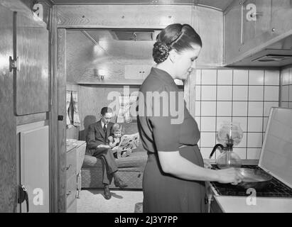 Burlington, Iowa. Sunnyside unità, FSA (Farm Security Administration) rimorchio campo. Famiglia McReynolds nel loro rimorchio per i lavoratori presso lo stabilimento di Burlington, febbraio 1942 Foto Stock