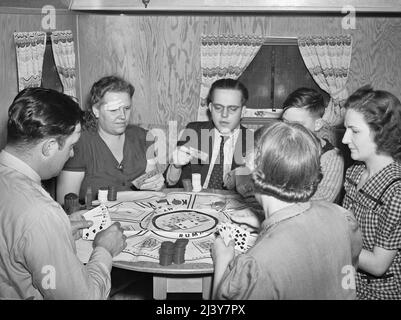 Burlington, Iowa. Sunnyside unità FSA (Farm Security Administration) rimorchio campo. Domenica sera gioco di carte con i vicini nel rimorchio della famiglia Heller, che lavorano presso lo stabilimento di Burlington, 1942 febbraio Foto Stock