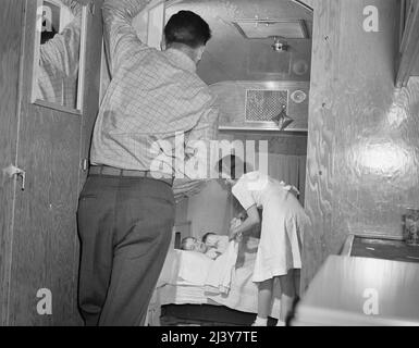 Burlington, Iowa. Acres unità del campo FSA (Farm Security Administration). Nel trailer di Cecil Patrick. Per i lavoratori dello stabilimento di Burlington, febbraio 1942 Foto Stock